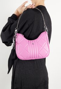 L'Atelier Du Sac VICKY różowy neon