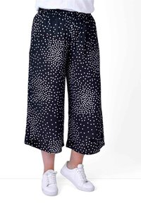Czarne, krótkie spodnie z elastycznym pasem, w białe kropki. Wykonane z gładkiego materiału, o luźnym kroju.