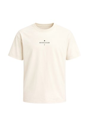 Kurzärmliges, cremefarbenes T-Shirt mit rundem Ausschnitt, mit kleinem schwarzem Text „NEVERLESS®“ und einem Sternsymbol mittig auf der Brust.