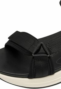 Černé sandály s textilními popruhy a hladkou podrážkou. Disponují nastavitelným popruhem a polstrovanou stélkou. Lehký design s kontrastní podrážkou.