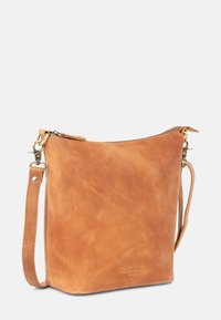 Hellbraune Leder-Schultertasche mit glatter Textur, Reißverschluss, verstellbarem Riemen und eingeprägtem Markenlogo auf der Vorderseite.