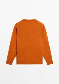 Oranges Strickpullover mit Rundhalsausschnitt, Raglanärmeln und gerippten Bündchen. Verfügt über einen geraden Schnitt und eine weiche Textur.