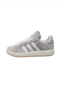 Sneaker in suede grigio con design a tre strisce bianche, suola in gomma e lacci bianchi. Presenta un colletto e una linguetta imbottiti per il massimo comfort.