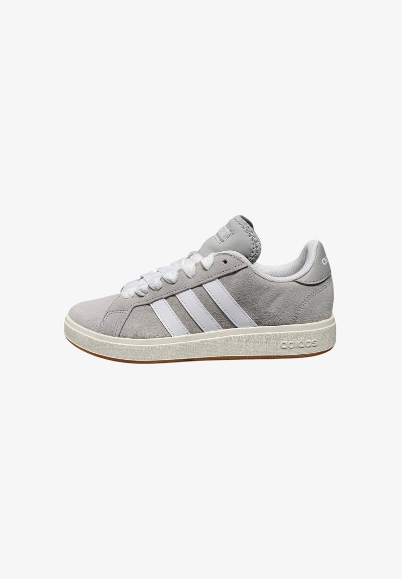 Sneaker in suede grigio con design a tre strisce bianche, suola in gomma e lacci bianchi. Presenta un colletto e una linguetta imbottiti per il massimo comfort.