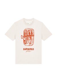 Beige Baumwoll-T-Shirt mit einem Grafikdesign einer orangefarbenen Sardinenbüchse, auf der der Text "SARDINEN" und "Portugal" unter dem Motiv steht. Mit kurzen Ärmeln und rundem Halsausschnitt.
