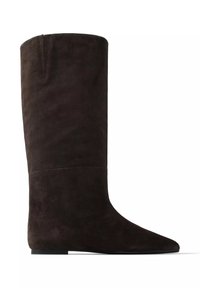 Botte haute en daim brun foncé avec un bout pointu et une semelle noire plate.