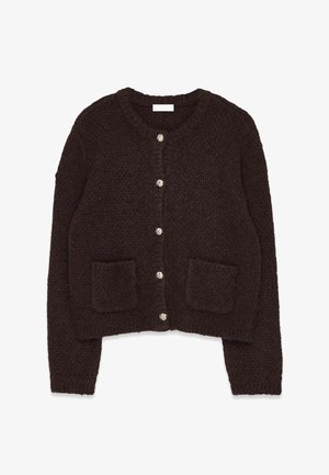 Rjav pleten cardigan z teksturo in okroglim izrezom, ki ima zapiranje na gumb in dve sprednji žepi. Okrašen je z gumbi s spiralnim vzorcem.