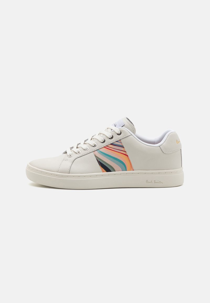 Hvite lær sneakers med et fargerikt bølgete stripete mønster på siden, rund tå, snøring, og polstret krage med merkevare på hælen.