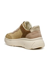 Sneaker in camoscio beige e marrone con suola crema, caratterizzato da una forma arrotondata, chiusura con lacci e sottili dettagli testurizzati.