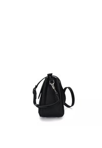 Borsa a tracolla nera in pelle con forma triangolare, tracolla removibile e dettagli in metallo argentato. Texture liscia con un design minimalista.