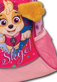 Roze rugzak met een karakterontwerp van een hond met lichtbruin vacht. Inclusief een pluizige gele accent en een mesh zijvak.