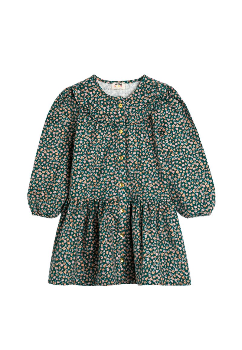 Vestido floral en verde con patrones en rosa y blanco. Mangas largas, cuello redondo, abotonado en la parte delantera y cintura ajustada con falda acampanada.