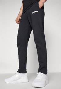 Hummel ELEMENTAL TAPERED PANTS - Joggebukse - black