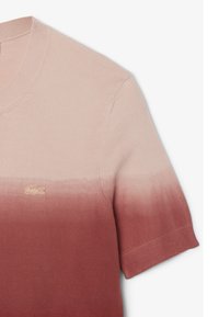 Suéter de cuello en V de manga corta con un diseño en degradado que va del rosa claro al rojo intenso. Presenta puños acanalados y un pequeño logo bordado.