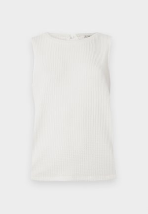 Hvit ermeløs topp med ribbet tekstur, rund hals og en liten lukking bak. Enkel design uten mønstre eller detaljer.