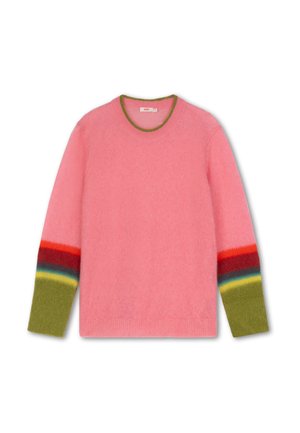 Roze gebreide trui met een ronde hals, groene kraag en meerkleurige gestreepte mouwen in rood, oranje, geel en teal. Zacht, gestructureerd stof.