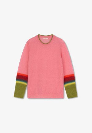 Roze gebreide trui met een ronde hals, groene kraag en meerkleurige gestreepte mouwen in rood, oranje, geel en teal. Zacht, gestructureerd stof.
