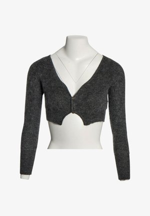 Dunkelgrauer, langärmeliger, kurzer Cardigan mit zwei vorderen Knöpfen, gezeigt auf einer weißen, kopflosen Schaufensterpuppe.