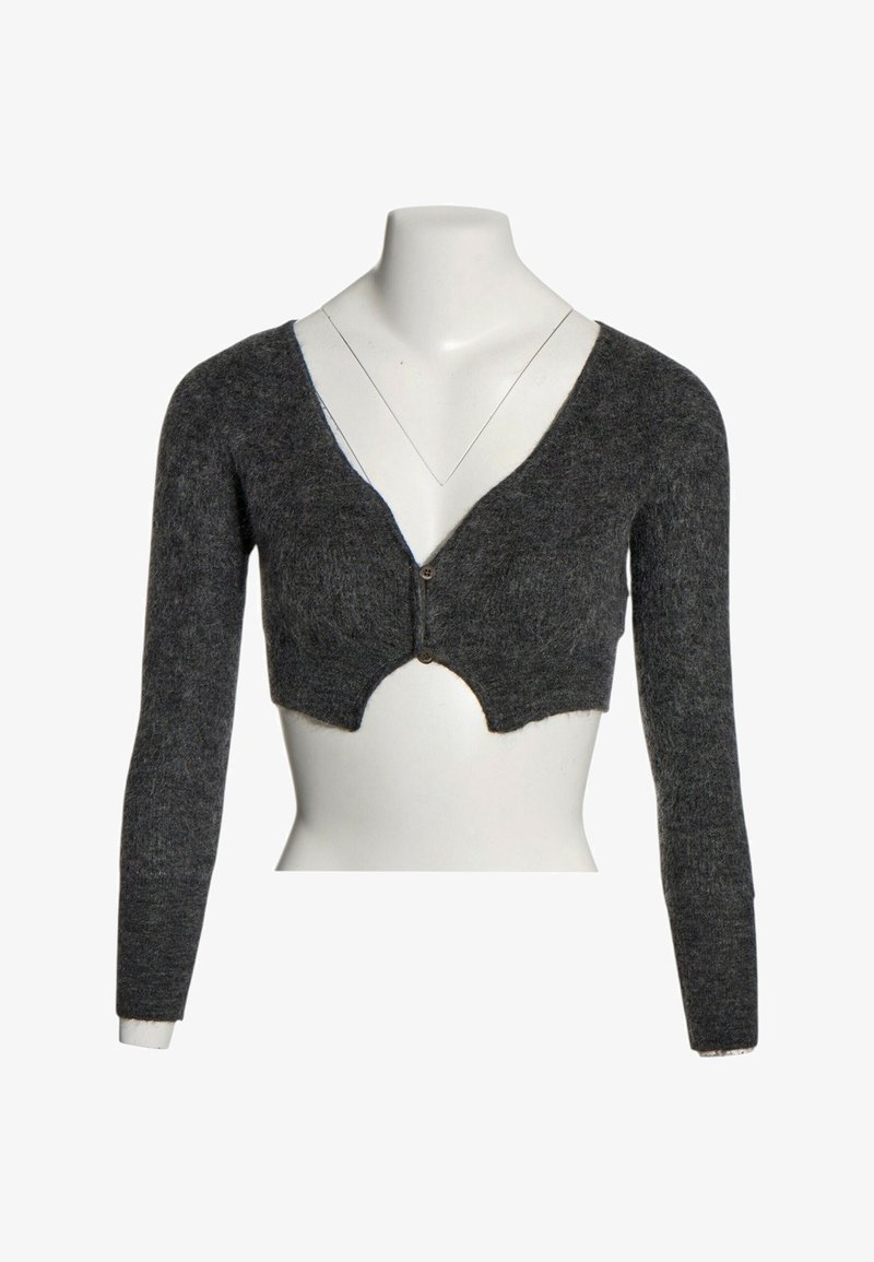 Cardigan court gris foncé à manches longues avec deux boutons sur le devant, présenté sur un mannequin blanc sans tête.