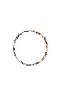 Collar colorido hecho de varias piedras preciosas y acentos dorados, con formas irregulares y una mezcla de colores que incluye verde, rosa y azul.