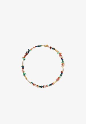 Collar colorido hecho de varias piedras preciosas y acentos dorados, con formas irregulares y una mezcla de colores que incluye verde, rosa y azul.