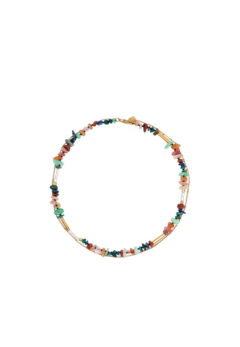 Collar colorido hecho de varias piedras preciosas y acentos dorados, con formas irregulares y una mezcla de colores que incluye verde, rosa y azul.