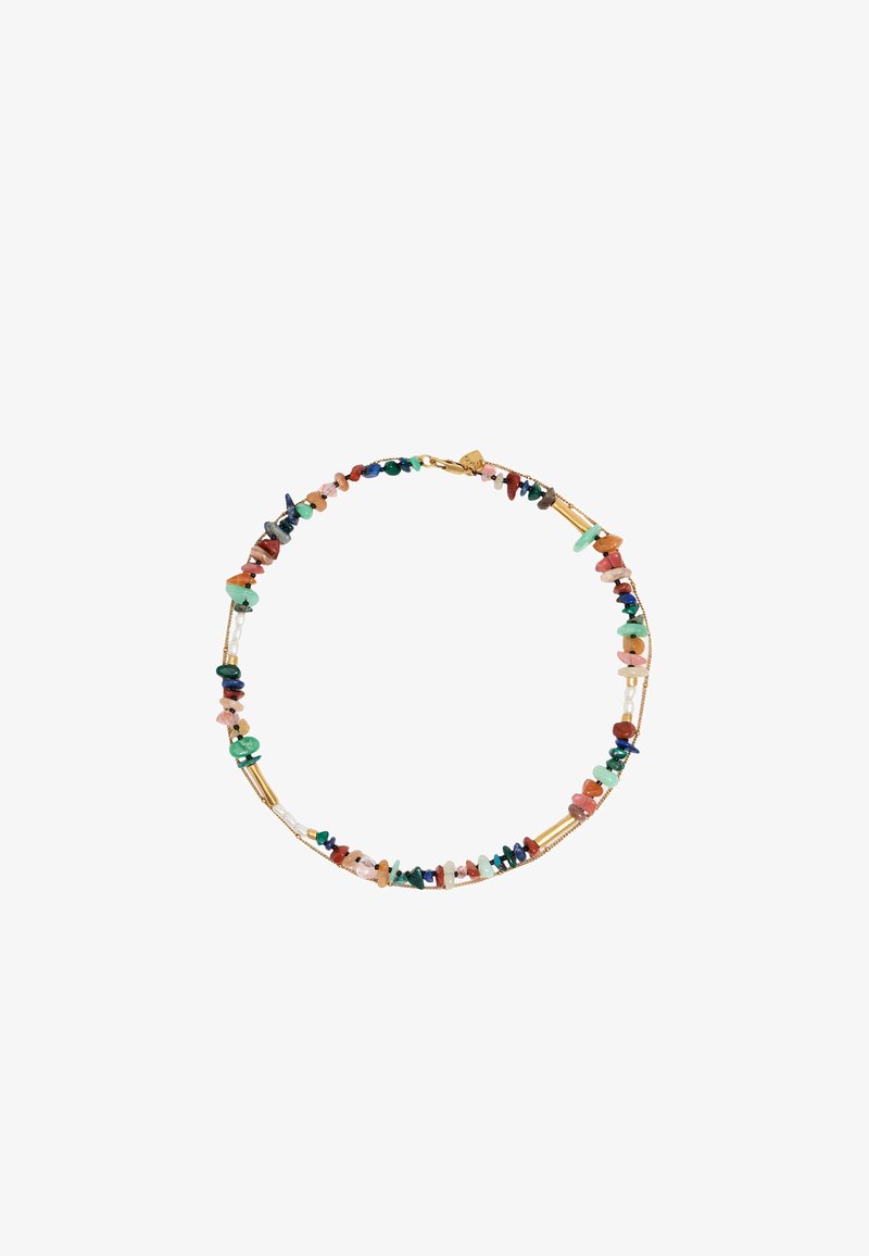 Collar colorido hecho de varias piedras preciosas y acentos dorados, con formas irregulares y una mezcla de colores que incluye verde, rosa y azul.