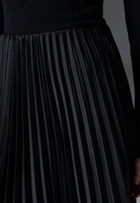 Zign Studio Fustă plisată - black