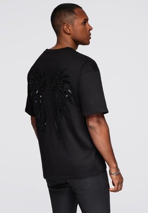 - T-shirt z nadrukiem