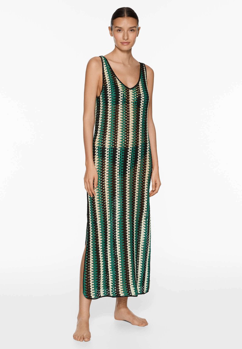 Vestido maxi con escote en V, tirantes finos y un diseño estampado con rayas verticales en verde, negro y crema. Presenta aberturas laterales.