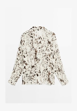 Wit overhemd met lange mouwen, bruin abstract spattenpatroon, geplooide textuur, knoopmanchetten en een puntige kraag. Achteraanzicht.