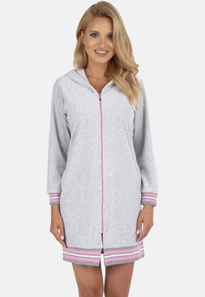 Robe à capuche zippée grise avec des accents et des rayures roses sur les manches et l'ourlet. Fabriquée en matériau doux, avec une fermeture éclair à l'avant et une capuche.
