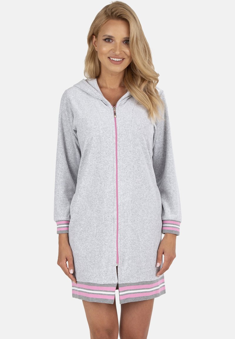 Grijze rits-hoodedress met roze accenten en strepen op de mouwen en onderkant. Gemaakt van zachte stof, met een rits aan de voorkant en een capuchon.
