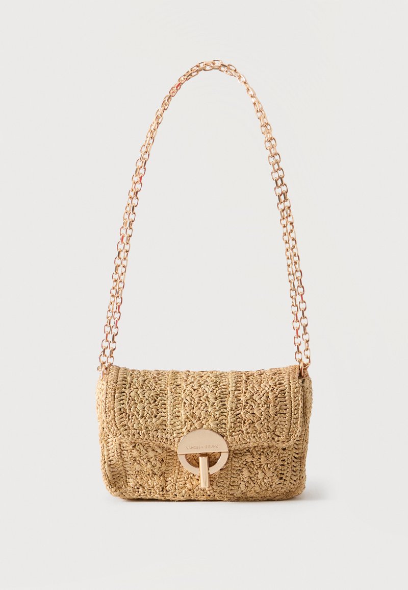 Μικρή πλεκτή τσάντα από άχυρο με στρογγυλό κούμπωμα σε χρυσό τόνο και λουρί αλυσίδας, εμφανιζόμενη μπροστά σε απλό φόντο.