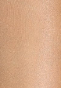 Nude sømløse strømpebukser med en glat, ensartet tekstur. Materialet er gennemsigtigt med en let glans, hvilket skaber et subtilt, uigennemsigtigt udseende.