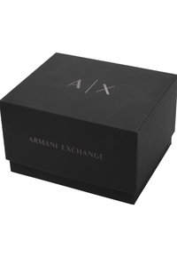 Caja de cartón negra con acabado mate. Presenta el logotipo grabado "A/X" y el texto "ARMANI EXCHANGE" en gris metálico en la parte frontal.
