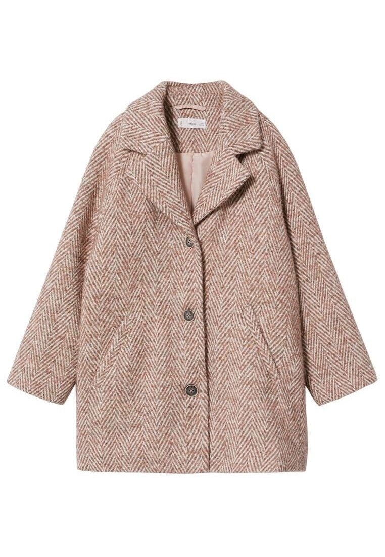 Kabát s kostkovaným vzorem vyrobený z měkké, strukturované tkaniny, se světle růžovou a hnědou barevnou kombinací, velkým límcem a dvěma předními kapsami.
