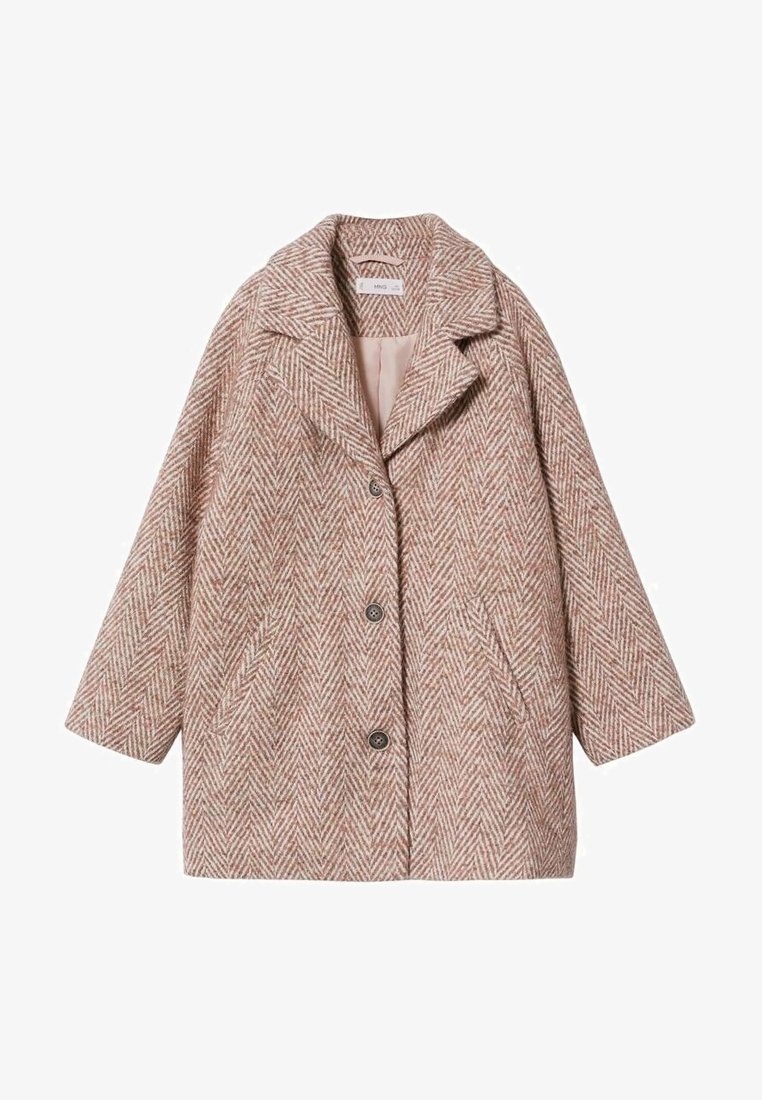 Kabát s kostkovaným vzorem vyrobený z měkké, strukturované tkaniny, se světle růžovou a hnědou barevnou kombinací, velkým límcem a dvěma předními kapsami.