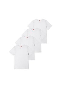 Vier schlichte weiße T-Shirts mit Rundhalsausschnitt und kurzen Ärmeln diagonal gestapelt auf einem weißen Hintergrund.