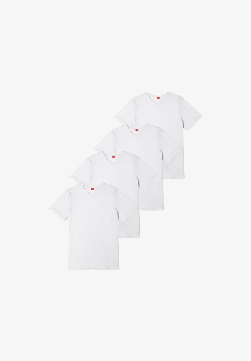 Vier schlichte weiße T-Shirts mit Rundhalsausschnitt und kurzen Ärmeln diagonal gestapelt auf einem weißen Hintergrund.
