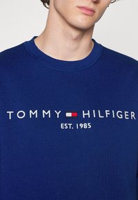 Tommy Hilfiger LOGO - Camisola - bold blue