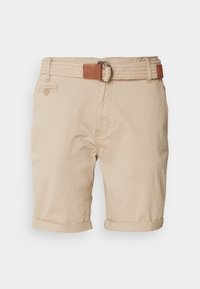 Pantaloni corti in cotone beige con risvolti, dotati di una cintura intrecciata di tonalità marrone chiaro e un dettaglio a bottone sulla tasca anteriore.