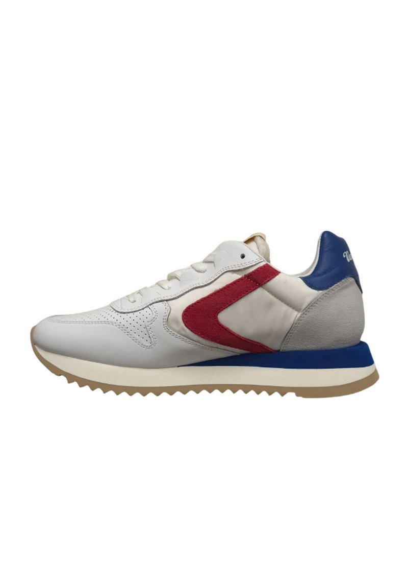 Sneaker bianca con accenti rossi e blu, materiale in pelle liscia, linguetta imbottita e suola in gomma testurizzata con motivo a zigzag.