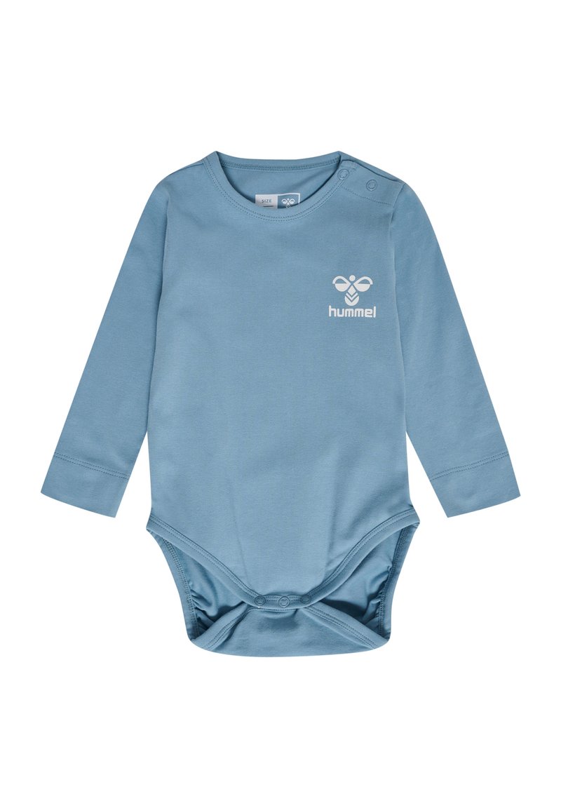 Blauwe longsleeve bodysuit van zachte stof, met een ronde halslijn en drukknoopsluitingen bij de schouder en onderkant; logo op de borst.