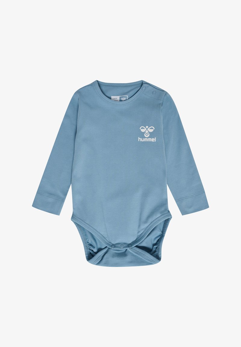 Blauwe longsleeve bodysuit van zachte stof, met een ronde halslijn en drukknoopsluitingen bij de schouder en onderkant; logo op de borst.