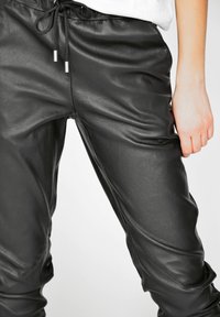 Maze Pantalon en cuir - schwarz