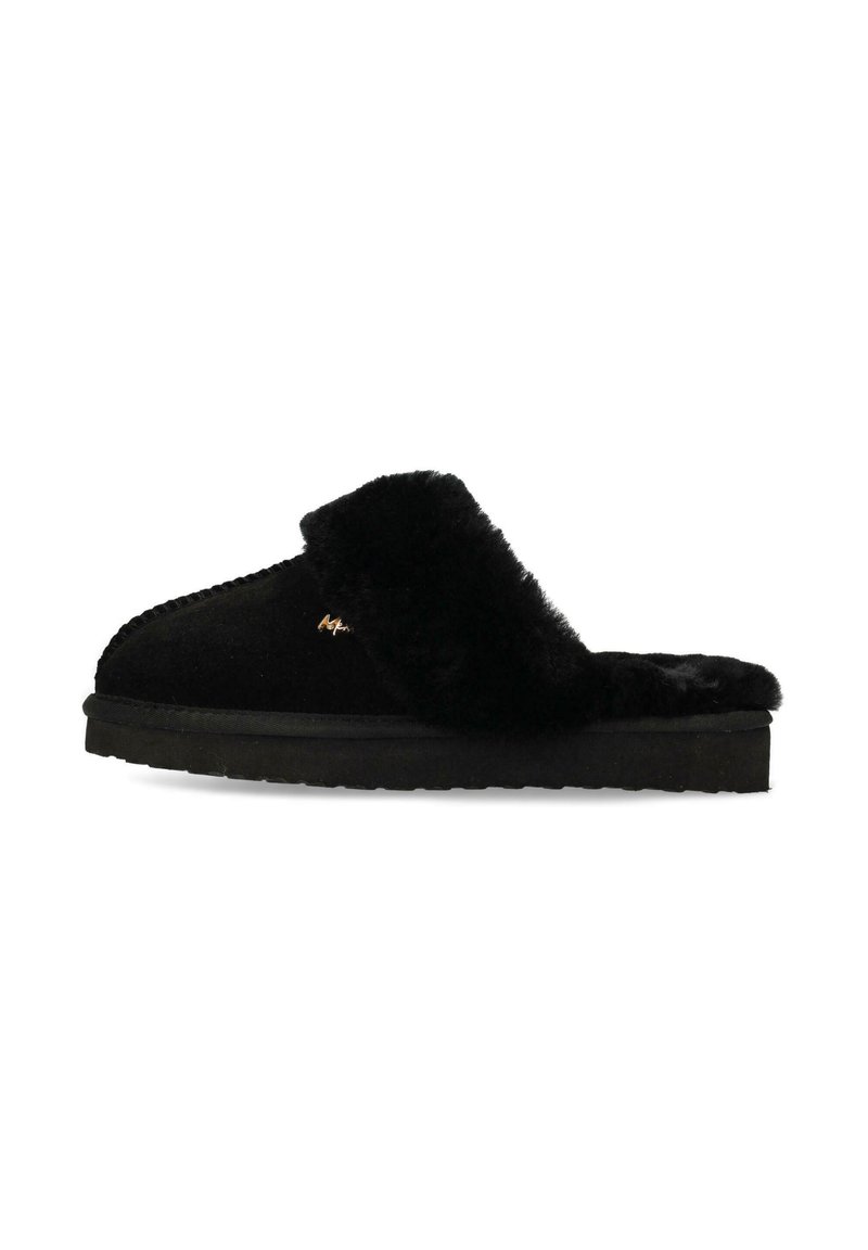 Svarta mockaskor i slip-on-modell med ett pälsöverdrag, platt sula och dekorativ sömnad. Har subtilt varumärkesdetalj på sidan.