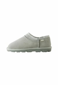 Szare zamszowe buty wsuwane z okrągłym czubkiem, teksturowaną górą, minimalnym przeszyciem i gumową podeszwą z wzorami zapewniającymi przyczepność.