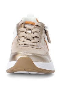Schoen met veters, voorzien van een metallic gouden bovenkant, beige suede accenten, tan details en een witte zool. Inclusief een zipper aan de zijkant voor gemakkelijk aan- en uittrekken.
