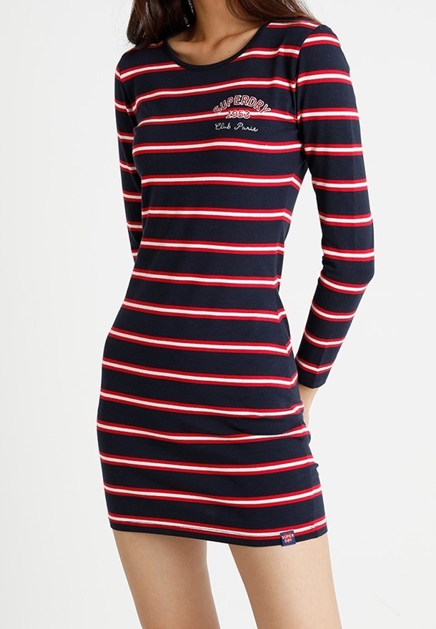 Mörk blå klänning med röda och vita horisontella ränder. Långa ärmar, rund halsringning och liten "Superdry"-logotyp på bröstet.
